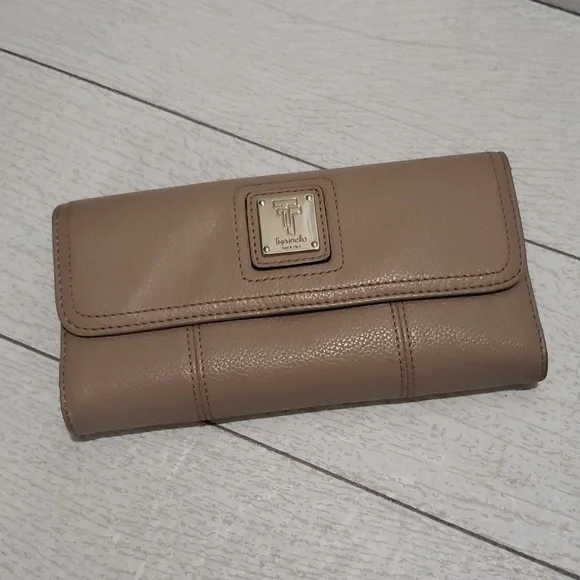 Tignanello leather wallet shop